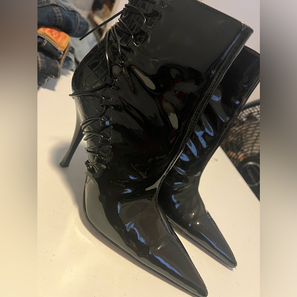 Carlos Santana Electric Black Patent leather mid boot! Tie in the back!